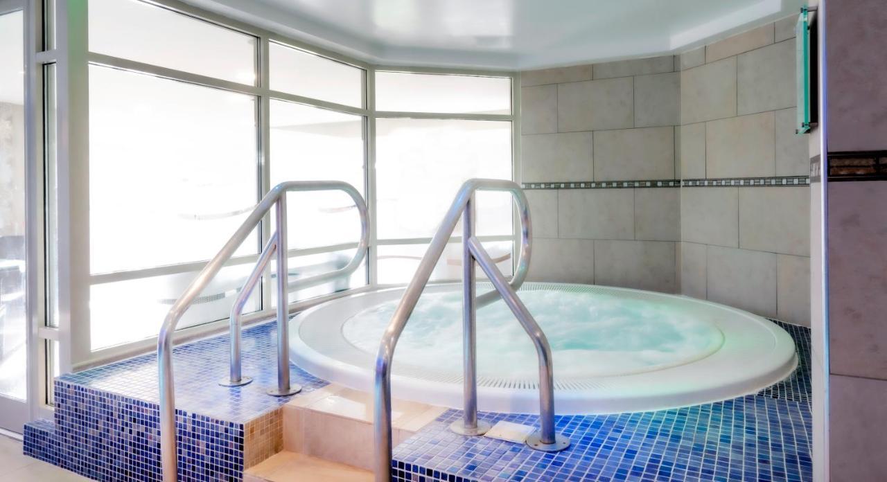 Wood Hall Hotel & Spa Уэтерби Экстерьер фото