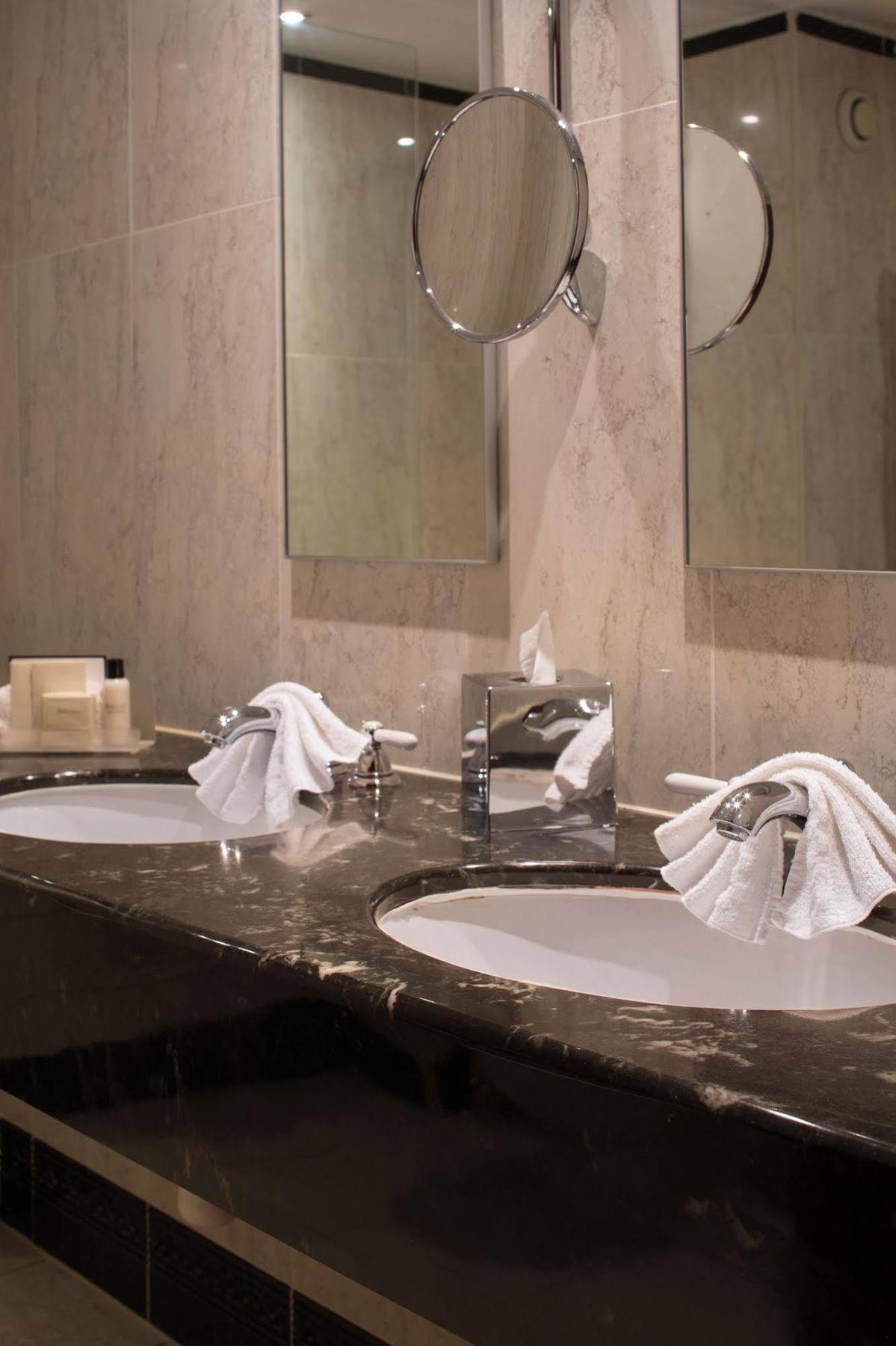 Wood Hall Hotel & Spa Уэтерби Экстерьер фото